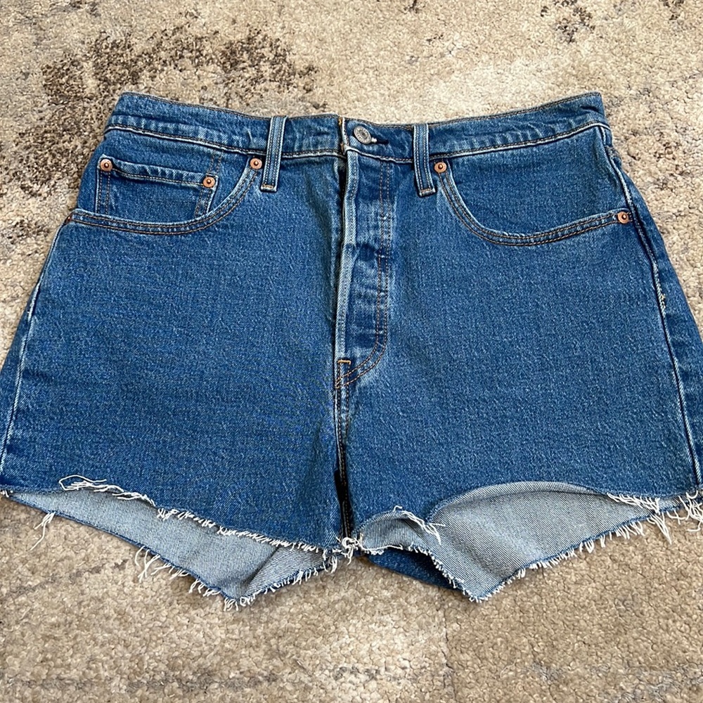 HIGH WAISTED LEVI’S SHORTS